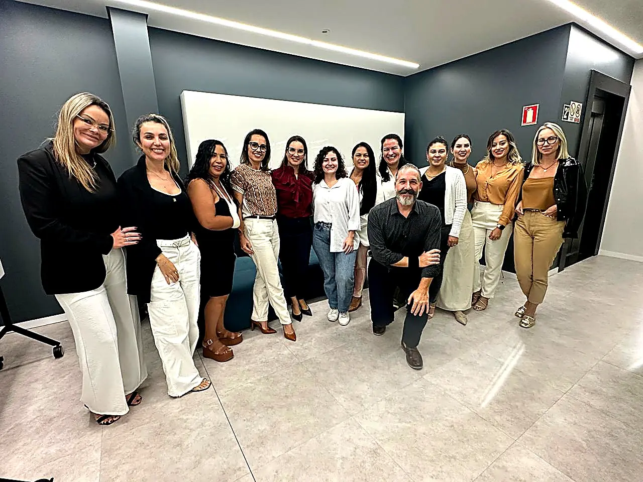 Mário Eichner com uma turma após treinamento